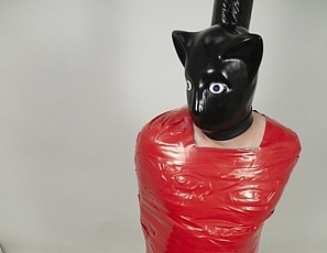 A007_SERIOUSIMAGES_MyLittleKitty_AliceDirk_RubberCatHoodMummification_A007